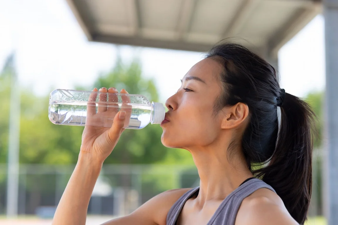 hidratacion prevenir calambres musculares agua ejercicio