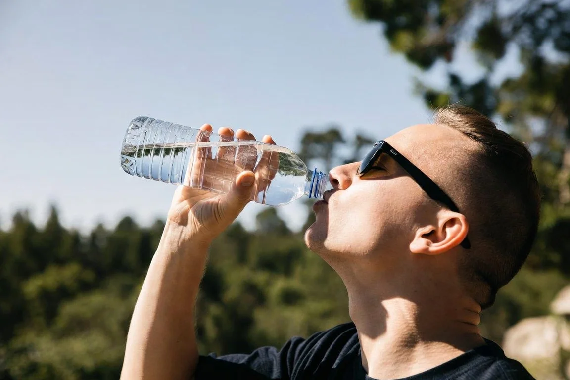 prevenir manchas blancas labios hidratacion agua
