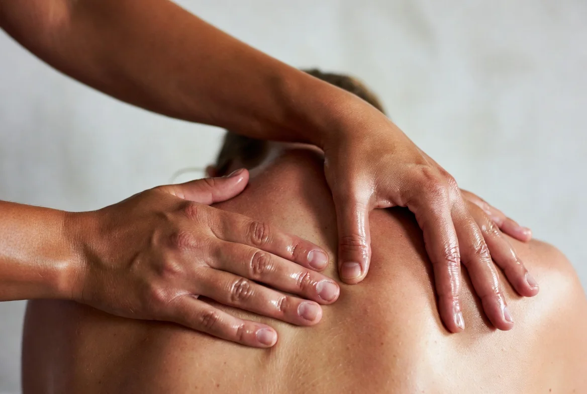 relajante muscular masaje terapeutico en trapecio