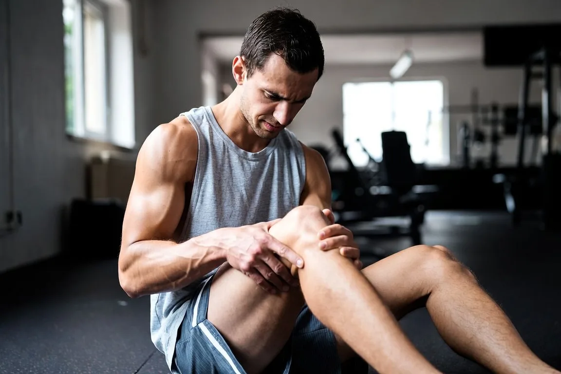 dolor muscular post ejercicio hombre gimnasio sujetando muslo agujetas