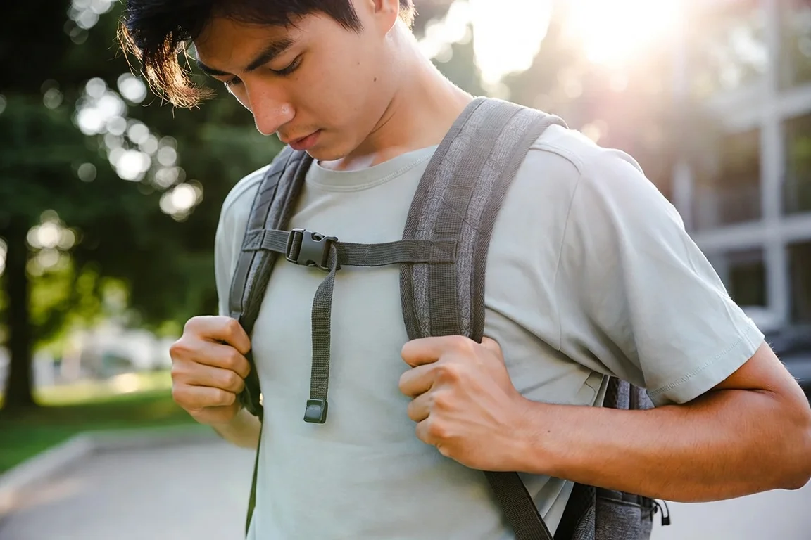 prevenir contractura clavicula postura mochila
