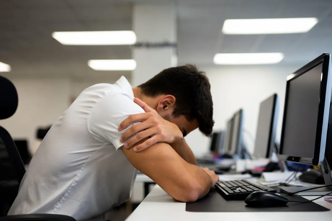 dolor brazo izquierdo causas trabajo ordenador tensión muscular oficina