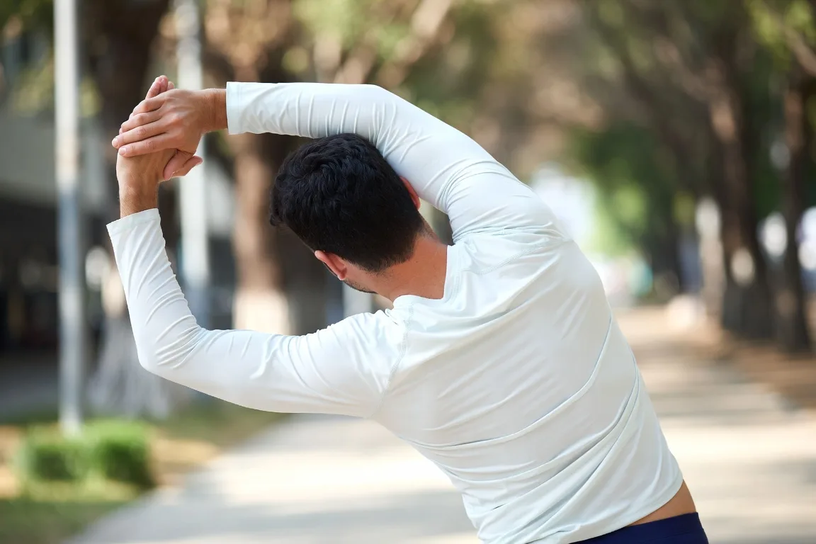 prevención dolor brazo izquierdo estiramientos hombro exterior