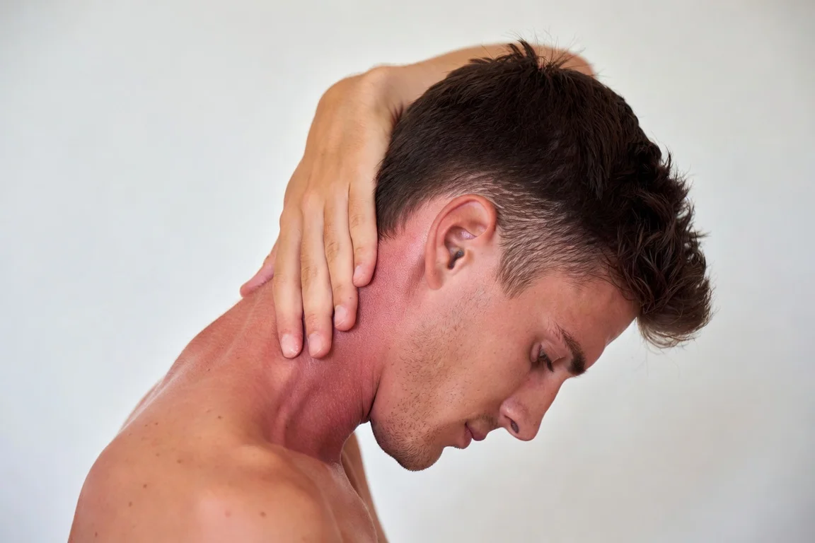 hombre haciendo estiramiento lateral de cuello