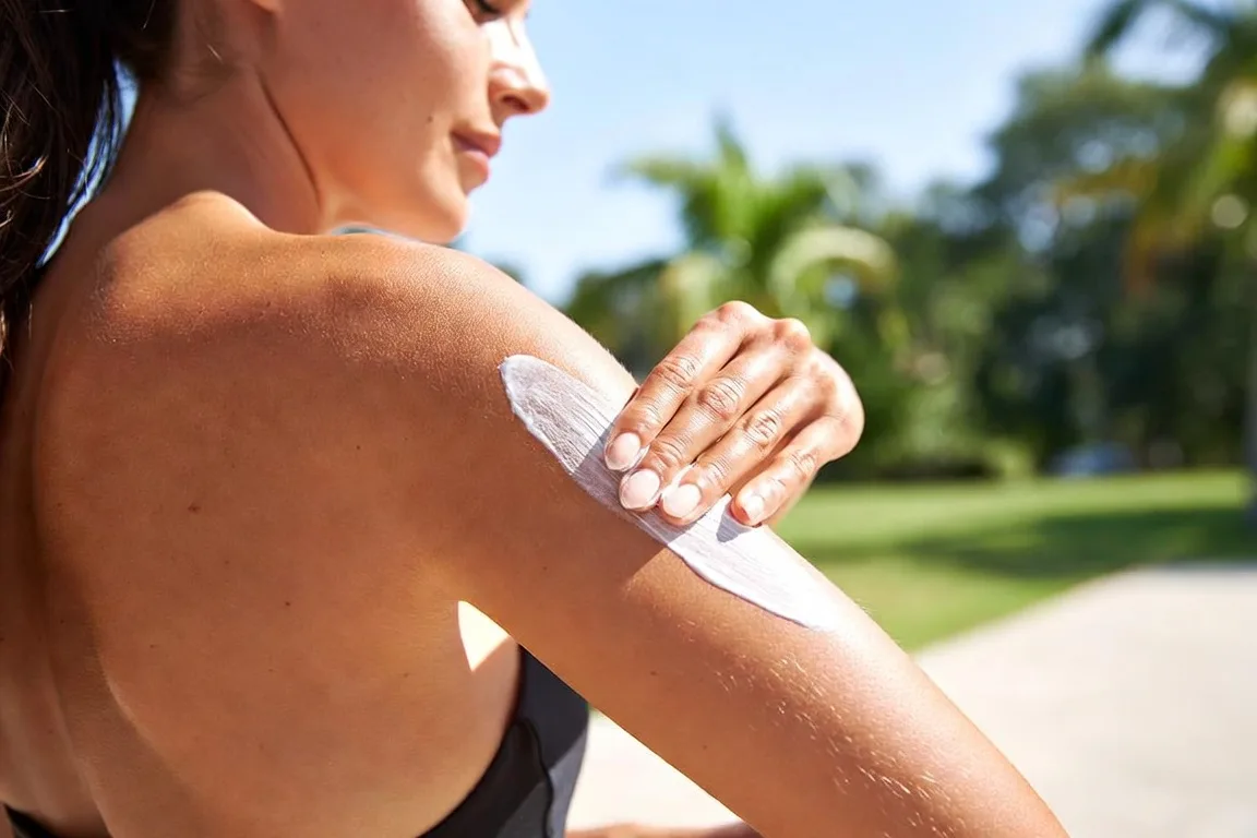 mujer aplicando protector solar brazo prevencion manchas solares